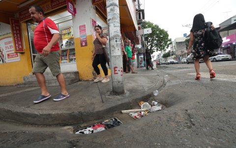 Problema. La mala disposición de los desechos es uno de los principales problemas, pues tapan los sumideros y agravan la situación en el norte de Guayaquil.