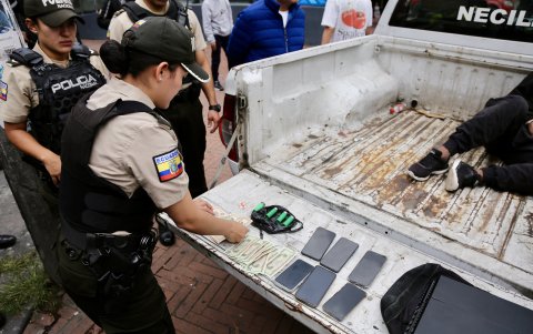 En el operativo se encontró tres teléfonos celulares y billetes falsos.