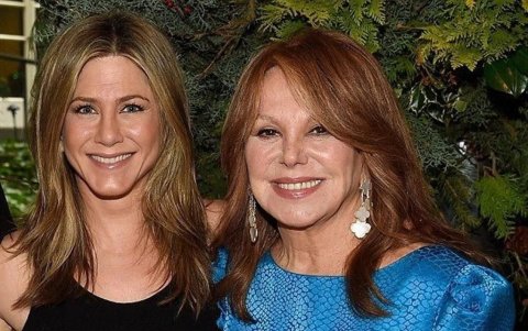 Jennifer Aniston junto a su progenitora.