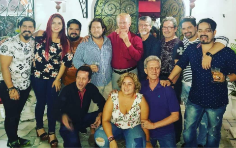 Pedro Pinoargotty junto a once de sus doce hijos en una foto del álbum familiar.