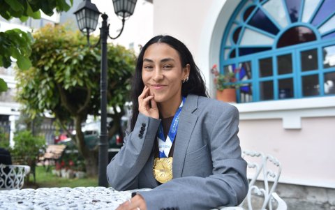 Gabriela Vargas con la medalla de oro que alcanzó en los World Games en la prueba de velocidad