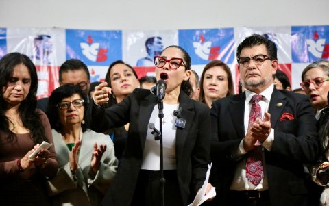 Luisa González ofreció una rueda de prensa en la sede de la Revolución Ciudadana.