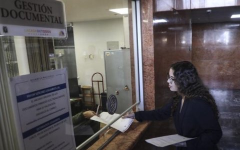 Camila León propone sancionar penalmente a quienes critiquen a funcionarios públicos.