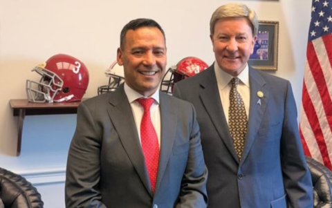 Pedro Sánchez (izq.) se reúne con el congresista Mike Rogers para tratar la cooperación con Colombia.