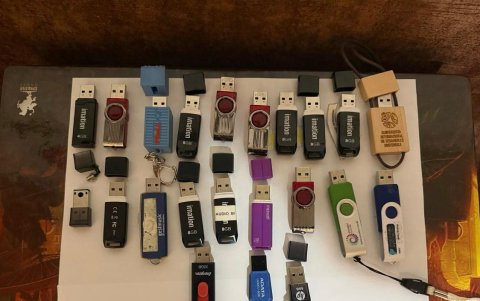 Estos son los dispositivos que Criminalística, de la Policía, incautó en casa de Luisa González.