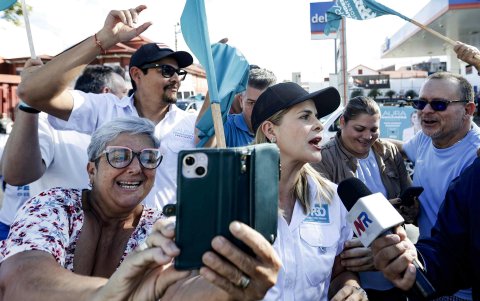 La candidata a la presidencia de Costa Rica Laura Fernández (c), saludando a simpatizantes en San José (Costa Rica).