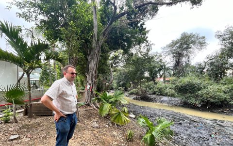 Rafael Luque, junto a el ramal intervenido por la Ecotec.
