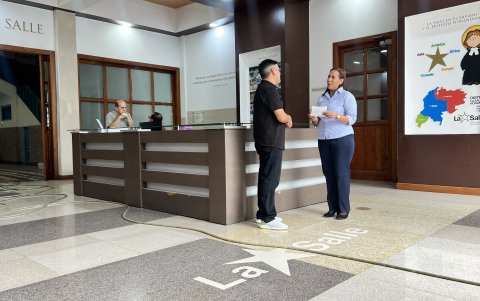 Información. Padres de  familia acuden a las antiguas instalaciones del Colegio San José La Salle, en el centro, para conocer los requisitos para inscribir a sus hijos.