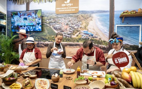 La prefecta Marcela Aguiñaga y su homólogo de Manabí, Leonardo Orlando, acompañaron a la delegación