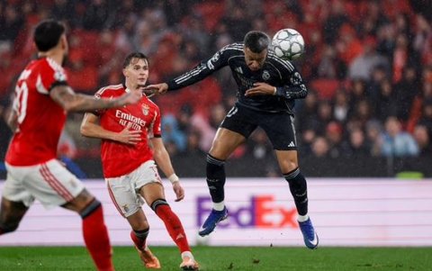 Kylian Mbappé (d) anotó en la derrota 4-2 contra Benfica en Champions League.