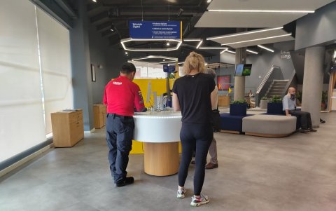 Los servicios digitales facilitan transacciones en agencias.