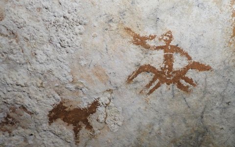 Figura humana pigmentada en marrón (que data de hace al menos 3.900 años) que puede representar la prueba más antigua de la expresión cultural en la región de Sulawesi, Indonesia.