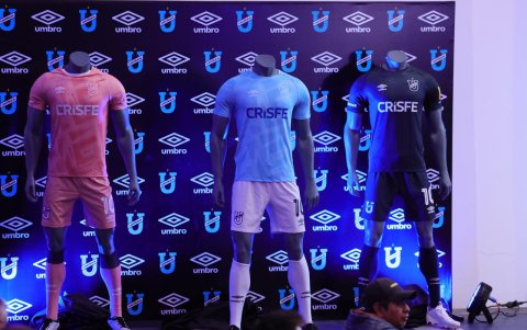 Las nuevas equipaciones 2026 de la Universidad Católica: celeste, salmón y azul marino para una temporada con triple competencia.