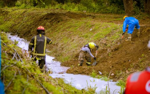 Derrame de sustancia química tras accidente en el km 26 de la vía a Daule.