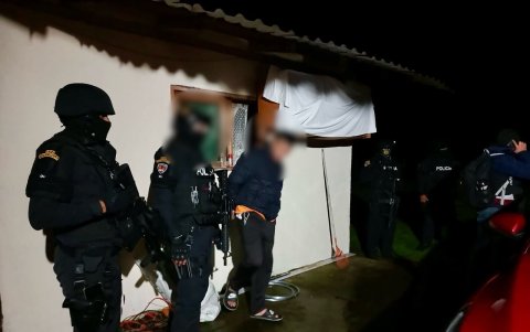 Durante la intervención se realizaron cinco allanamientos en inmuebles vinculados a los sospechosos.