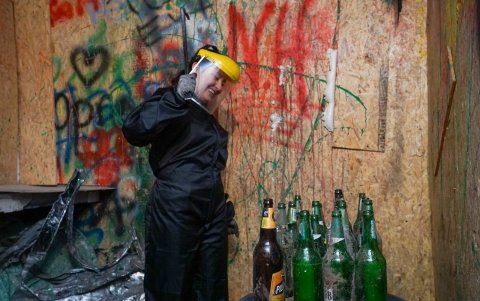 Con bates y martillos, los asistentes de Smash Club descargan tensiones en un espacio controlado y equipado con medidas de seguridad.