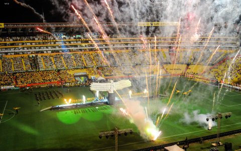 Barcelona celebra la Noche Amarilla para presentar a su plantel.