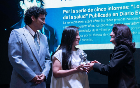 Jonathan Palma y Flor Layedra recibiendo el premio Eugenio Espejo