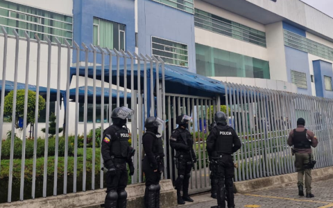 Miembros de la policía afuera de las instalaciones de la ANT.