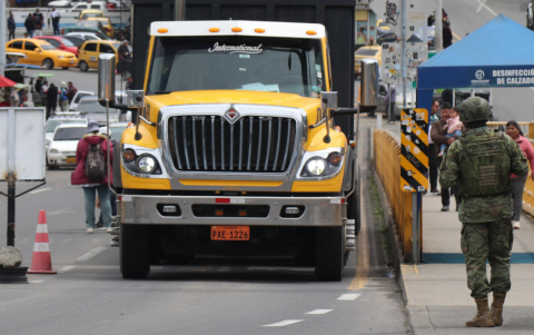 Transportistas aceleran despachos en Rumichaca ante el alza de fletes y la entrada en vigor de nuevos aranceles.