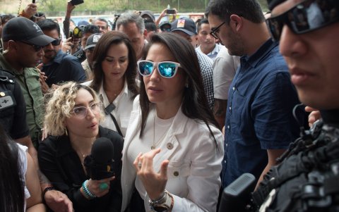 Marcela Aguiñaga acompañando a Luisa González en elecciones presidenciales perdidas