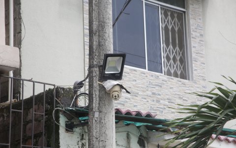 La comunidad también se reforzó con cámaras de seguridad y luces LED, pero no abastece.