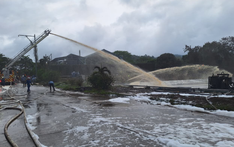 Unidades contraincendios y bomberos coordinando las labores de extinción en la refinería.