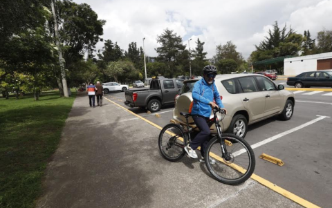 En el parqueadero de La Carolina, familias dejan sus vehículos para pasear en bicicleta, patines y más; así como para jugar fútbol.