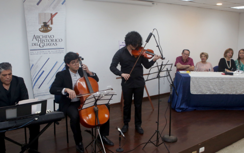 David Cobo Jurado, hijo de la autora, junto a sus nietos David y Joan Cobo Gavica, interpretaron 'Ecuador, el grito del alma', composición de la propia Myrna Jurado de Cobo