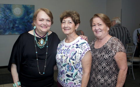 Jessie Coppiano de Granda, Azucena Jurado de Acosta y Miriam Salazar de Rivadeneira.