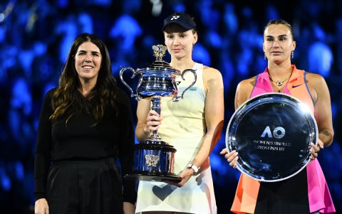 Elena Rybakina (c) y Aryna Sabalenka (d) en la premiación del título de Australia.