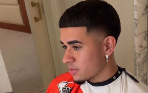 Kendry Páez y su corte de pelo, listo para entrenar en River Plate.