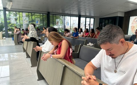 Momento de oración al Santísimo.