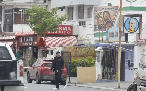 El soterramiento de cables reaviva la preocupación de comerciantes y vecinos.