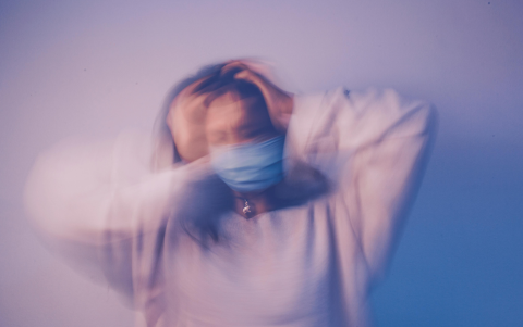 Síntomas del virus Nipah incluyen fiebre, vómitos y alteraciones neurológicas.