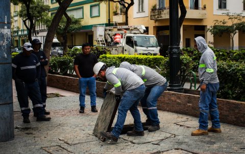 Técnicos revisan el cableado en la calle Panamá