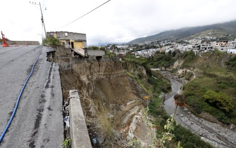 Destrucción. Parte de una vivienda ya cayó al río Monjas producto de la erosión.