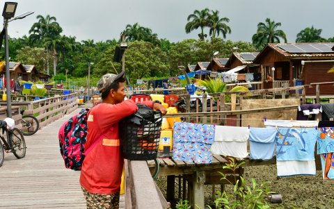 La comunidad debe improvisar su estilo de vida ante la desatención.