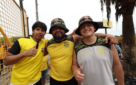 Joaquín Espinoza y su padre, Patricio Espinoza con gorros, junto a un amigo de Guayaquil.