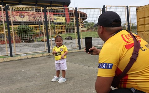 Zoe modelando para su padre Brayan Viteri en el Monumental.