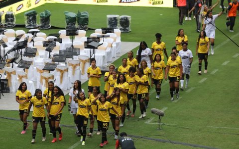 Las jugadoras de Barcelona SC fueron presentadas en la Noche Amarilla.