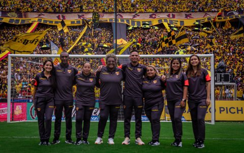El equipo de mujeres del Ídolo y su cuerpo técnico recibiendo el reconocimiento del público.