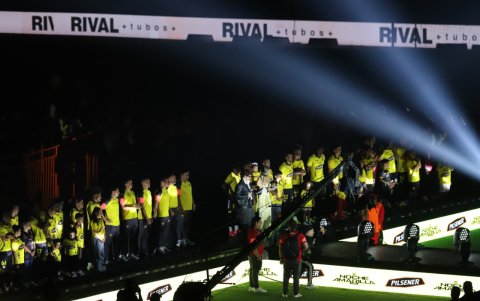 Los jugadores del Ídolo en plena tarima del Monumental.