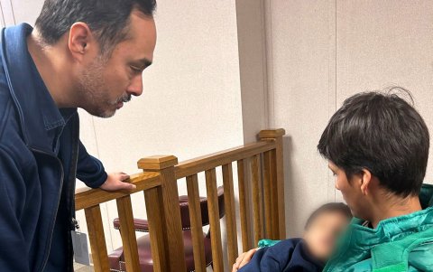 Fotografía tomada de la red social X del congresista por Texas Joaquín Castro donde aparece visitando a Liam y su padre.