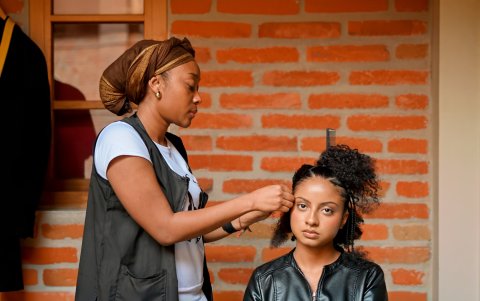 Entre trenzas y talleres construye identidad desde la raíz.