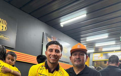 Sandy Meza Montecel seguidor de Barcelona SC junto al jugador Joao Rojas.