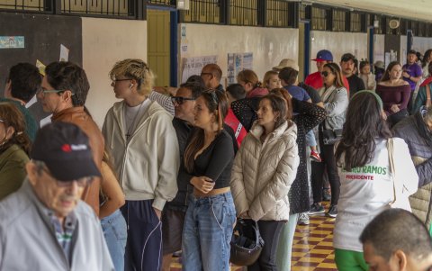 SAN JOSÉ (COSTA RICA), 01/02/2026.- Personas asisten a un punto de votación este domingo, en la Escuela Porfirio Brenes Castro, en San José (Costa Rica).