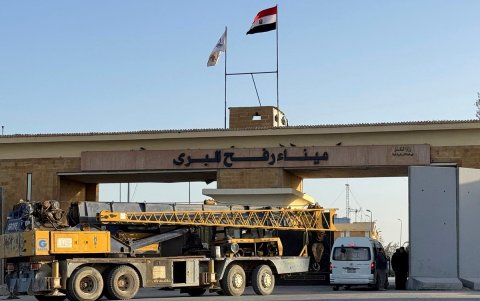 Una grúa de construcción ingresa al lado egipcio del cruce fronterizo de Rafah con la Franja de Gaza, en el noreste de Egipto, este domingo 1 de febrero de 2026.