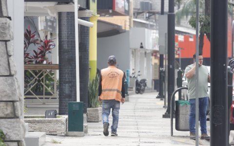 En espacios tarifados, suelen merodear 'cuidadores', quienes cobran montos hasta más altos que los parquímetros.