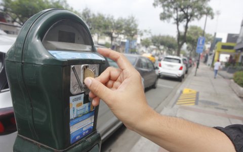 La tarifa mínima es de $ 0,25 por 15 minutos, funcionan con monedas de
5, 10, 25 centavos y 1 dólar.